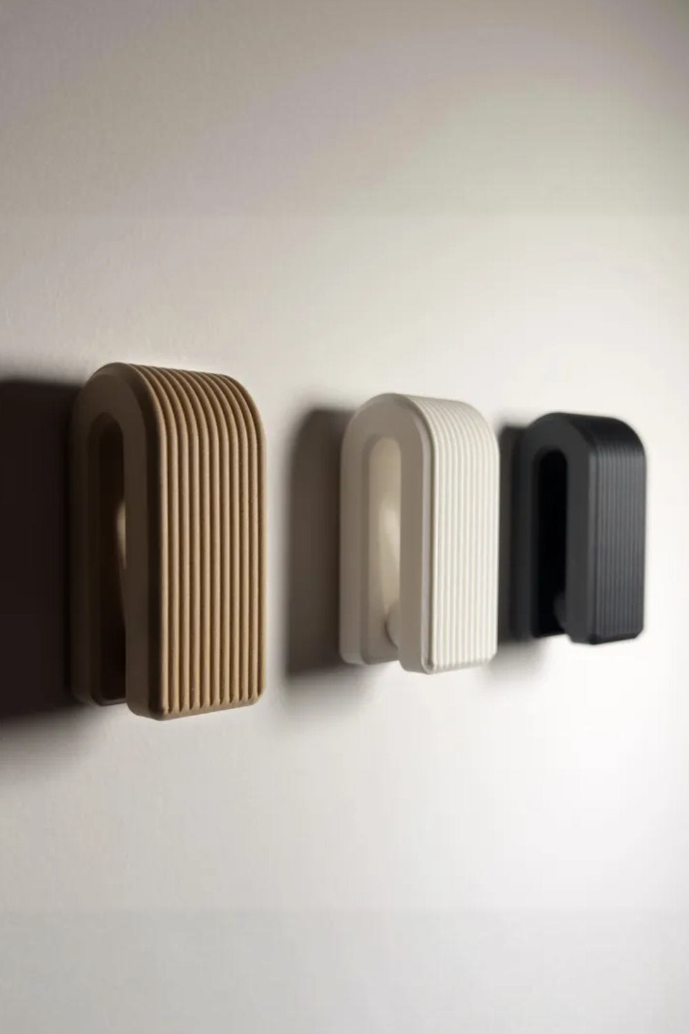 Auto-locking Hanger