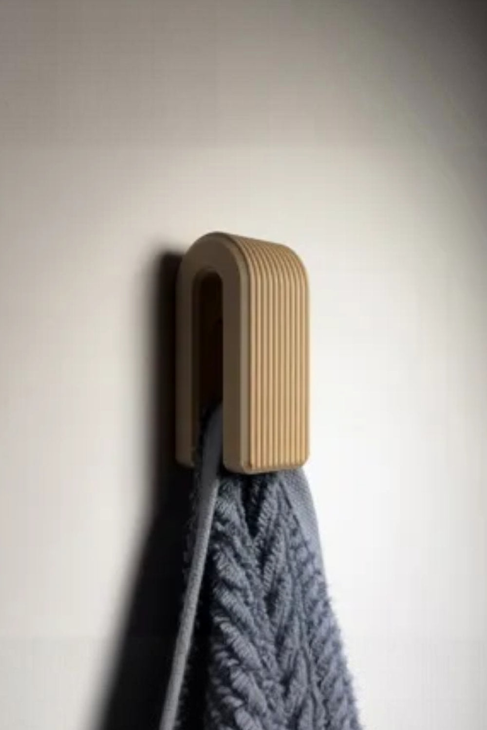 Auto-locking Hanger