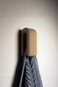 Auto-locking Hanger