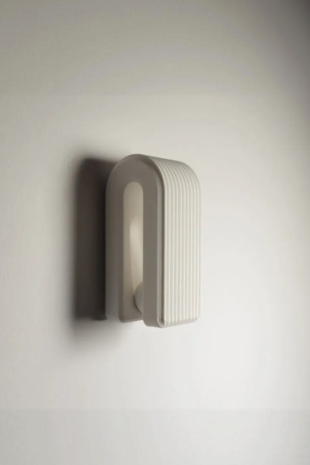 Auto-locking Hanger